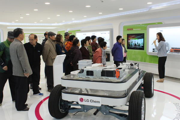 ▲ 청주오창 LG화학이 3일 자매마을 주민들을 초청해 현장투어를 실시하고 있다.ⓒ청주오창 LG화학