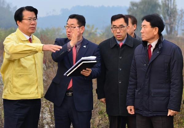 ▲ 송학면 현장순회 간부회의를 마친 이근규 시장(왼쪽)이 현장을 둘러보고 있다.ⓒ제천시