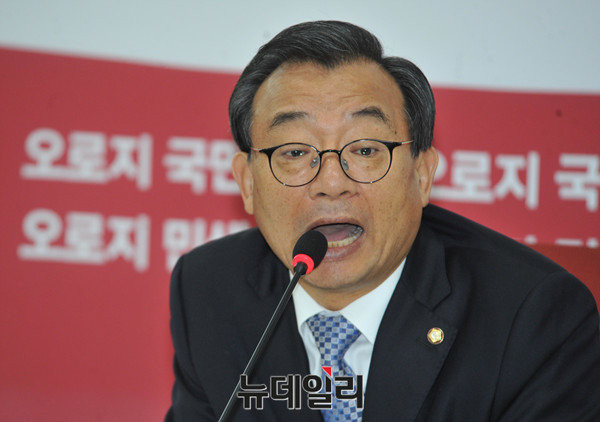 ▲ 새누리당 이정현 대표가 3일 긴급 기자회견을 열고 "사실은 인적 쇄신에 대해 건의했고, 대통령께서도 심사 숙고하셨다는 전화를 주었다"면서 "거국내각총리 제대로 해보기 위한 야당의 협조를 부탁드린다"고 말했다. ⓒ뉴데일리 이종현 기자