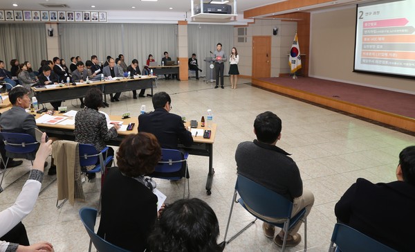 ▲ 충북 청주시가 3일 시정연구모임 최종 발표회를 열고 ‘드론 행정 접목분야 발굴 및 활용 방안’ 연구팀에게 금상을 수여했다.ⓒ청주시