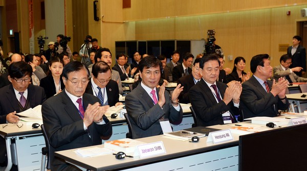 ▲ 3일 충남 공주에서 개막된 환황해 포럼에서 안희정 충남도지사(앞줄 왼쪽에서 두번째)와 중앙일보 홍석현 회장(앞줄 왼쪽에서 세번째)이 박수를 치고 있다.ⓒ충남도