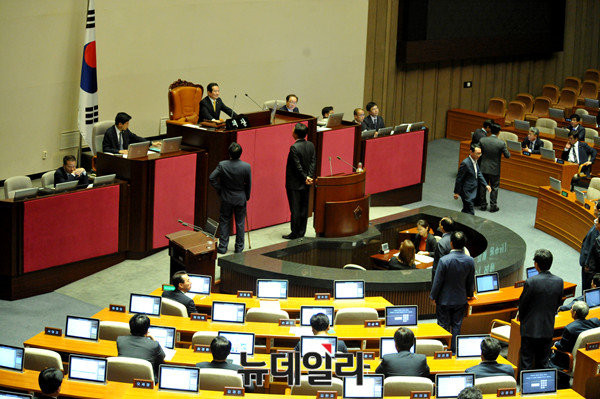 ▲ '국무위원 식사파동'당시 국회 본회의장 풍경. 이날 정진석 원내대표는 김재수 농림식품부 장관 해임 건의안 통과를 막기 위해 애를 쓴 바 있다. ⓒ뉴데일리 이종현 기자