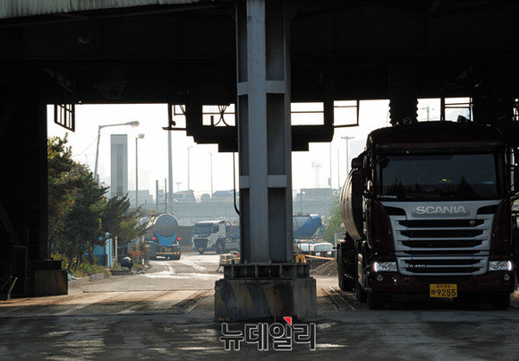 ▲ 시멘트 싸이로에서 물량을 공급받기 위해 대기 중인 BCT.ⓒ뉴데일리