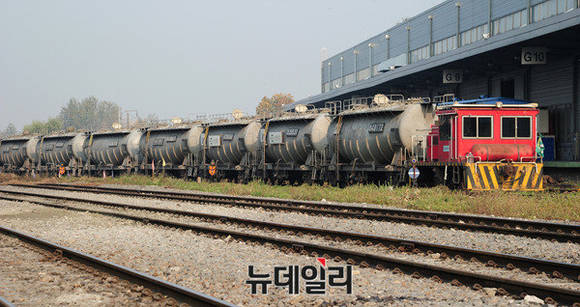 ▲ 수색역 인근 시멘트 유통기지에 멈춰선 화물철도.ⓒ뉴데일리