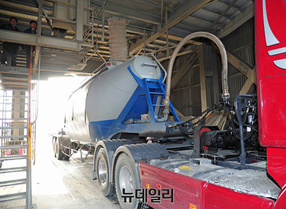 ▲ 시멘트 물량을 공급받는 화물트럭 ⓒ 뉴데일리 공준표