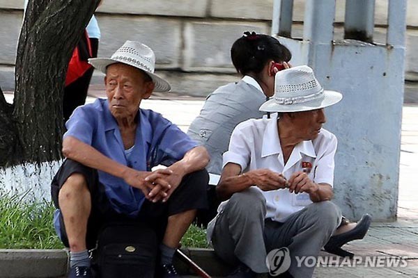 ▲ 평양 거리에 있는 노인들. 최근 북한에서는 자녀들이 노인들에게 자살을 강요하는 풍조가 확산되고 있다고 한다. ⓒ연합뉴스. 무단전재 및 재배포 금지.