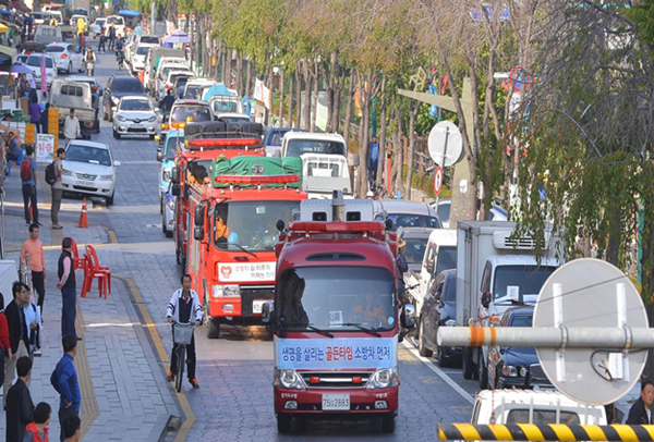 ▲ 소방가 길 터주기 훈련 모습. ⓒ국민안전처