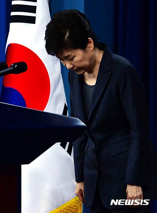 ▲ 박근혜 대통령이 4일 청와대에서 최순실 사태와 관련해 대국민담화를 발표한 후 국민들에게 사과를 하고 있다. ⓒ뉴시스