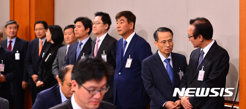 ▲ 청와대 참모진이 4일 오전 박근혜 대통령의 대국민 담화 발표를 앞두고 춘추관에 자리하고 있다. ⓒ뉴시스