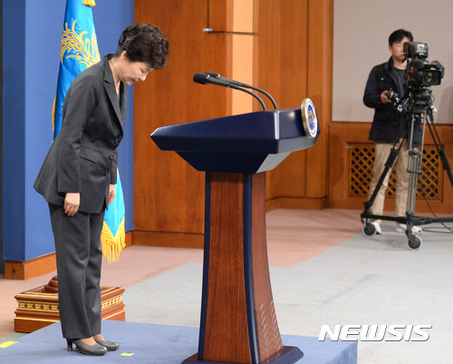 ▲ 박근혜 대통령이 4일 오전 청와대 춘추관에서 최순실 사태와 관련해 대국민담화를 발표한 후 고개를 숙이고 있다. ⓒ뉴시스