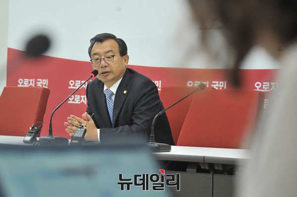 ▲ 새누리당 이정현 대표가 기자회견을 하는 모습. ⓒ뉴데일리 이종현 기자