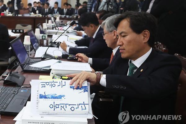 ▲ 지난 10월 17일 국정감사장에서 송민순 前외교통상부 장관의 회고록 '빙하는 움직인다'를 들춰보는 김진태 새누리당 의원. ⓒ연합뉴스. 무단전재 및 재배포 금지.