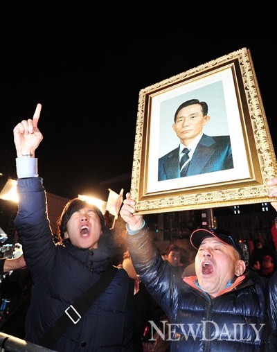 ▲ 2012년 12월 19일 박근혜 대통령 당선 소식에 환호하는 시민들. ⓒ뉴데일리 정상윤