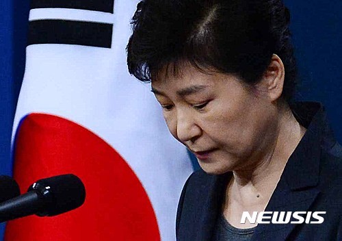▲ 박근혜 대통령이 4일 청와대에서 최순실 사태와 관련해 사과의 뜻을 담은 대국민 담화문을 발표하고 있다. ⓒ뉴시스