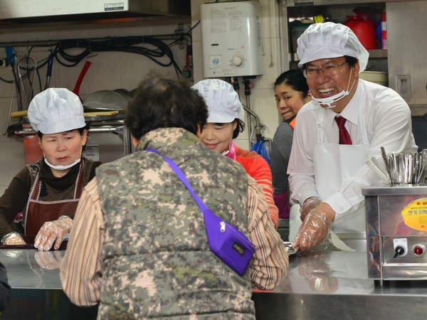▲ 이근규 시장이 한우나눔 국밥행사에서 밝은 모습으로 배식봉사를 하고 있다.ⓒ제천시