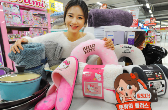 ▲ ] 4일 홈플러스 강서점에서 모델이 ‘9900원 실속 상품 기획전’을 알리고 있다. ⓒ홈플러스