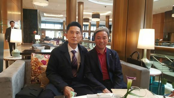 ▲ 홍건표 제이앤유글로벌 회장(좌)과 린제이 중국 광채그룹 주석. ⓒ제이앤유글로벌