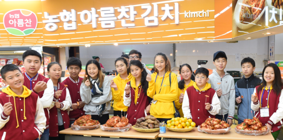 ▲ 일 서울 서초구 농협하나로마트 양재점에서 러시아 연해주 고려인마을 한글학교 학생들 김장철을 맞아 김치체험을 하고 있다. ⓒ농협유통