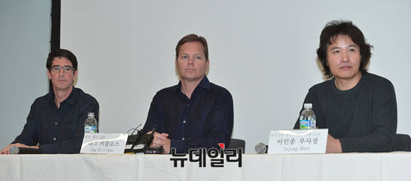 ▲ 이인종 삼성전자 무선사업부 개발1실장, 다그 키틀로스 비브랩스 CEO, 아담체이어 엔지니어링(오른쪽부터) ⓒ 뉴데일리 정상윤