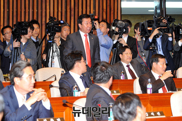 ▲ 새누리당 김성태 의원이 4일 의원총회에 앞서 공개 의총을 요구하며 정진석 원내대표에게 항의하고 있다. ⓒ뉴데일리 이종현 기자