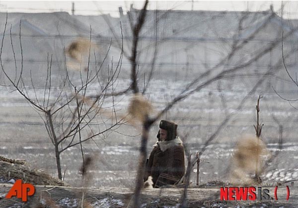 ▲ 2011년 12월 촬영한 北국경경비대원의 모습. 최근 북한은 수해로 무너진 국경경비초소를 현대식으로 보강, 재건했다고 한다. ⓒ뉴시스-AP. 무단전재 및 재배포 금지.