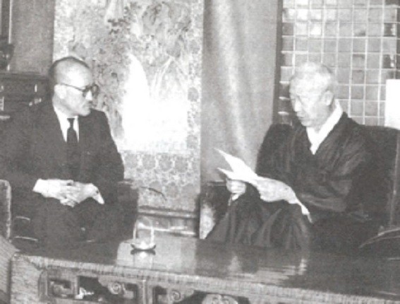 ▲ 이승만 대통령이 경무대에서 이범석 국무총리(왼쪽)와 회담하는 모습.(1949년 자료사진)