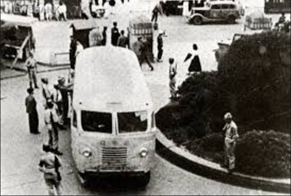 ▲ 국회에 등원하는 국회의원들을 태운 국회버스가 임시국회의사당 앞에 도착하자 헌병들이 검문, 공병대 견인차가 헌병대로 끌고갔다.(자료자신)