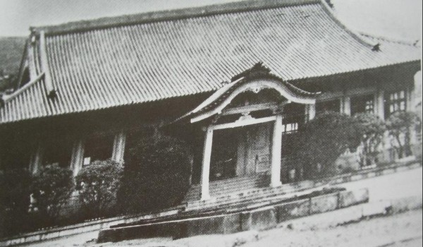 ▲ 일제시대 경남도청 구내에 별관으로 지은 무덕관. 피난시절 임시 의사당으로 사용했다.(자료사진)