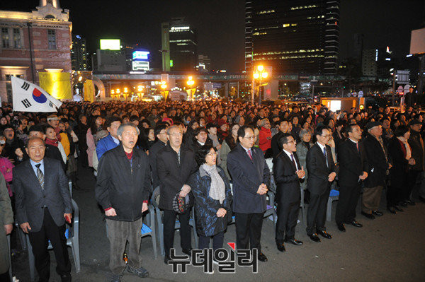 ▲ 기독교 인사들로 구성된 국가기도연합이 6일 서울역광장에서 구국기도회를 열었다. ⓒ뉴데일리 이종현 기자