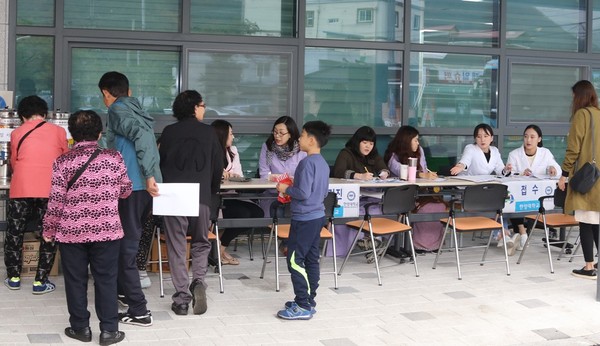 ▲ 지난달 한양대 서울병원 무료진료를 받기 위해 군 보건소 입구에서 접수를 하고 있는 주민들 모습.ⓒ단양군