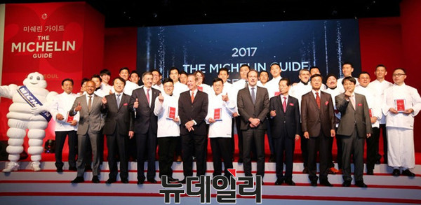 ▲ 7일 진행된 '미쉐린 가이드 서울 2017 공식 발간' 기자간담회에서 대한민국 최초의 미쉐린 스타로 선정된 24개 레스토랑의 셰프들이 미쉐린 가이드 사업부 인터내셔널 디렉터 마이클 엘리스(Michael Ellis) 및 행사 내빈과 기념촬영을 하고 있다.