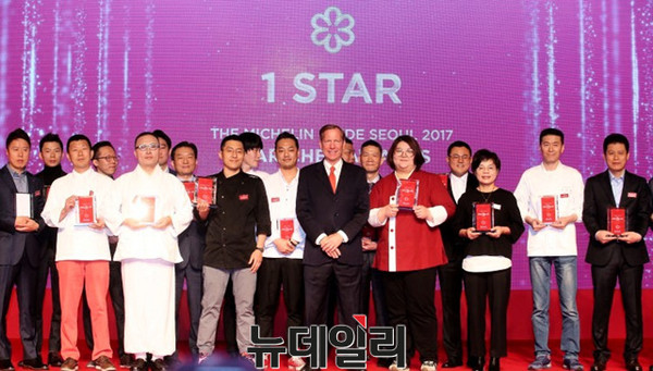 ▲ 7일 열린 '미쉐린 가이드 서울 2017 공식 발간' 기자간담회에서 미쉐린 가이드 사업부 인터내셔널 디렉터 마이클 엘리스와 19명의 미쉐린 1스타 셰프들이 기념촬영을 하고 있다.