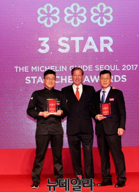 ▲ 7일 진행된 '미쉐린 가이드 서울 2017 공식 발간' 기자간담회에서 대한민국 최초의 3스타에 선정된 가온 김병진 셰프와 라연 김성일 셰프가 미쉐린 가이드 사업부 인터내셔널 디렉터 마이클 엘리스와 기념촬영을 하고 있다.