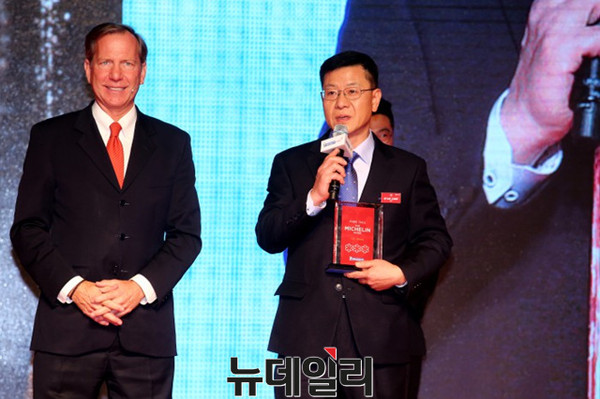 ▲ 7일 개최된 '미쉐린 가이드 서울 2017 공식 발간' 기자간담회에서 3스타에 선정된 라연의 김성일 셰프가 수상 소감을 말하고 있다.