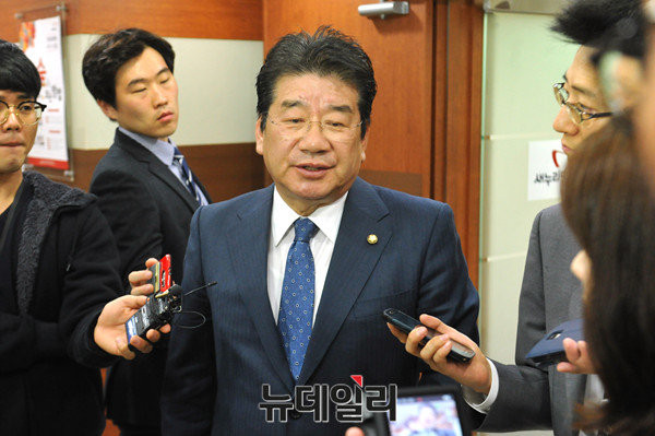 ▲ 새누리당 강석호 최고위원이 7일 최고위원직 사퇴를 선언한 직후 서울 여의도 당사에서 취재진을 만나 질문에 답하고 있다. ⓒ뉴데일리 이종현 기자