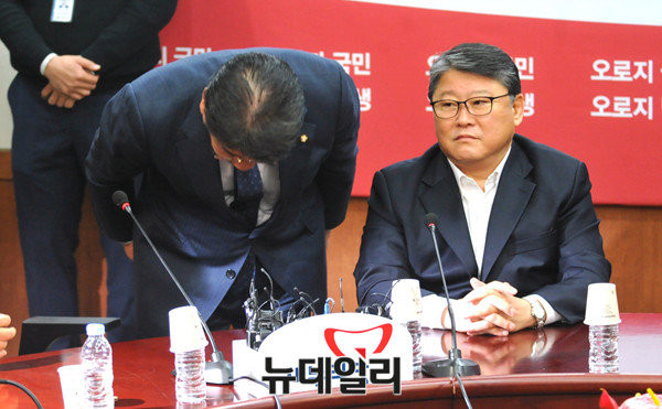 ▲ 새누리당 강석호 최고위원이 7일 최고위원회의에서 최고위원직 사퇴를 선언한 직후 자리에서 일어나 허리를 숙여 당원과 국민들에게 양해를 구하고 있다. 사진 오른쪽은 이른바 진박으로 꼽히는 조원진 수석최고위원의 모습. ⓒ뉴데일리 이종현 기자