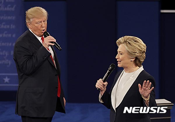 ▲ 韓외교부는 지난 6일 기자들과 만나 "힐러리든 트럼프든 누가 당선돼도 문제가 없다"며 그동안의 양측 접촉 사실을 설명했다. 사진은 지난 10월 TV토론 당시 도널드 트럼프와 힐러리 클린턴. ⓒ뉴시스. 무단전재 및 재배포 금지.