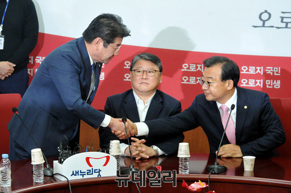 ▲ 새누리당 이정현 대표와 강석호 최고위원이 7일 서울여의도에 있는 새누리당 당사에서 만나 악수를 하고 있다. 이날을 끝으로 새누리당 강석호 최고위원은 최고위원직을 그만뒀다. ⓒ뉴데일리 이종현 기자