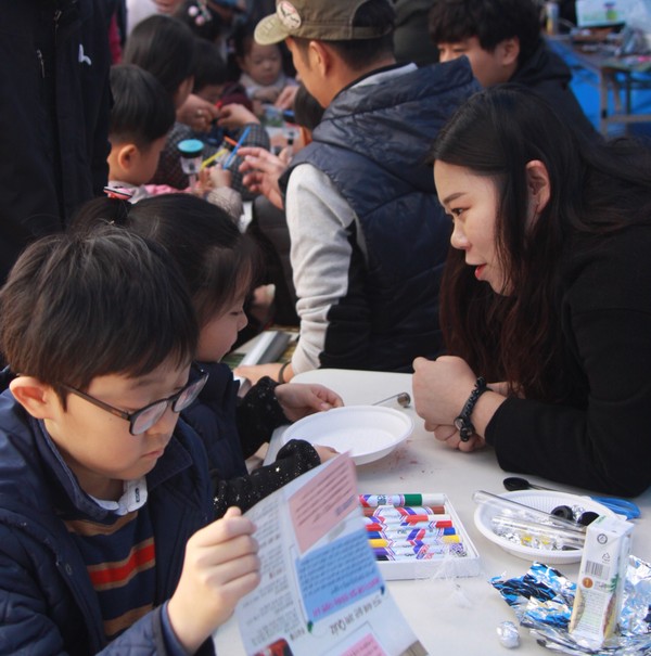 ▲ 창의체험마당에서 행사 참가자들이 과학 완구를 직접 제작하고 있다.ⓒ대구대 제공