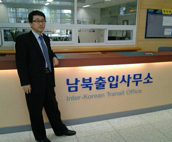 ▲ 꼭 20년 전 오늘(11월 6일)은 제가 평양순안공항에서 고려항공을 타고 쿠웨이트로 건설노동을 떠난 날입니다. 강산이 두 번 바뀔 만큼의 세월이 흘렀어도 사무치게 그리운 제 고향 평양이죠. 사진은 지난 2014년 11월 남북출입사무소를 방문하고 찍은 것입니다. [사진 = 림일 작가]