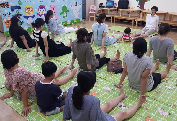▲ 제천시보건소가 임산부를 대상으로 육아체조를 하고 있다.ⓒ제천시보건소