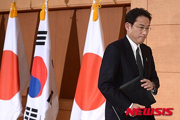 ▲ 2015년 12월 28일 한일 위안부 합의 당시 한국에 온 기시다 후미오 日외무상. ⓒ뉴시스. 무단전재 및 재배포 금지.