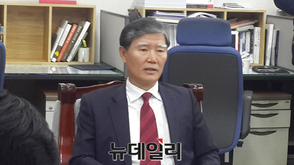 ▲ 충북경제자유구역청 김용국 본부장잉 7일 충북도청에서 이란 투자유치 관련 브리핑을 하고 있다.ⓒ김종혁 기자