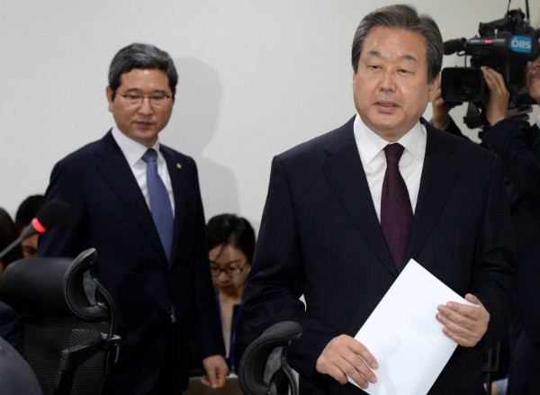 ▲ 새누리당 김무성 전 대표최고위원이 7일 오전 긴급기자간담회를 하기 위해 같은 당 김학용 의원과 함께 의원회관으로 들어서고 있다. ⓒ뉴시스 사진DB