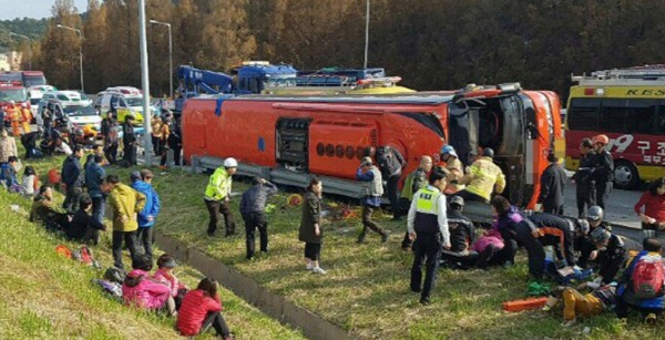 ▲ 지난 6일 경부고속도로 회덕 분기점에서 관광버스가 넘어져 4명이 사망하고 40여명이 부상했다.ⓒ충남지방경찰청