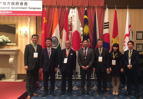 ▲ 일본 자치단체와의 우호 증진을 위해 일본을 방문 중인 윤종인 도 행정부지사(왼쪽 두 번째)가 6일 나라현에서 열린 ‘제7회 동아시아 지방정부 회합’ 웰컴리셉션에서 아라이 쇼고 나라현 지사(왼쪽 세 번째) 등과 기념사진을 찍고 있다.ⓒ충남도