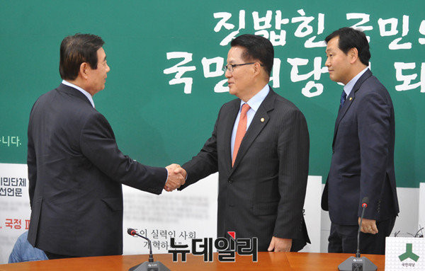 ▲ 한광옥 대통령 비서실장이 지난 4일 국민의당 박지원 비상대책위원장과 만나 악수를 나누고 있다. ⓒ뉴데일리 이종현 기자