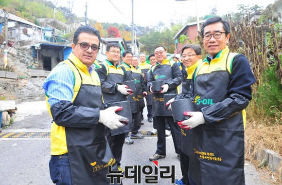 오스만 알 감디 대표이사(왼쪽)가 임직원들과 함께 서울 서대문구 홍제동 개미마을에서 저소득가정과 독거노인 세대에 연탄 배달 자원봉사 활동을 펼치고 있다.ⓒ에쓰-오일