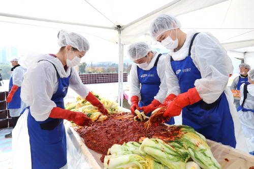 ▲ 지난 4일 경기도 분당구 삼성물산 판교사옥 인근 화랑공원서 최치훈 사장을 비롯한 임직원들이 배추에 양념을 버무리고 있다. ⓒ 삼성물산