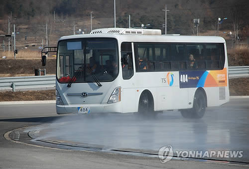 ▲ 빗길 과속운전 위험성 체험교육.ⓒ연합뉴스